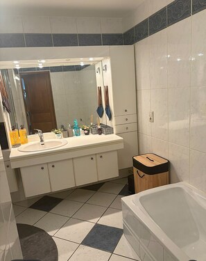 Dusche, HandtĂŒcher, Toilettenpapier