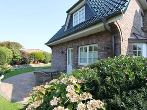 House | Outdoor dining - Traumzeit - Family Comfortable Holiday Residence (Wenningstedt-Braderup)