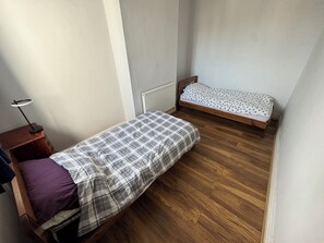 2 chambres, fer et planche à repasser, Wi-Fi, draps fournis