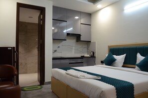 Luxury Studio, Garden View | Laptop workspace, soundproofing, iron/ironing board, free WiFi