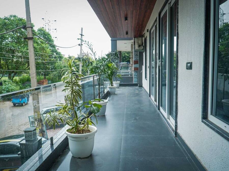 Laptop workspace, soundproofing, iron/ironing board, free WiFi