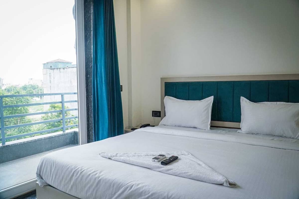 Habitación superior, balcón, vista a la ciudad | Espacio para trabajar con laptop y insonorización