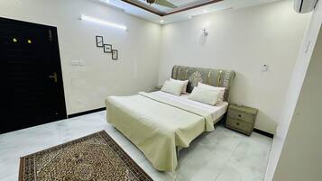 5 slaapkamers, een strijkplank/strijkijzer, wifi, beddengoed