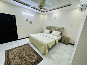 5 bedrooms, iron/ironing board, WiFi, bed sheets