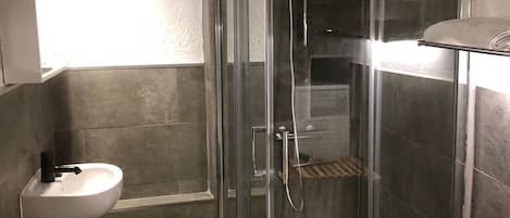 Séchoir à cheveux, serviettes fournies, savon, papier de toilette