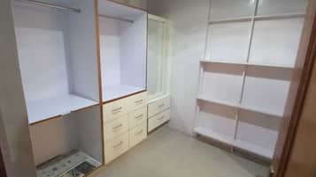 Habitación superior con 2 camas individuales, vista al valle | Baño | Regadera, regadera tipo lluvia, amenidades de baño gratuitas, toallas