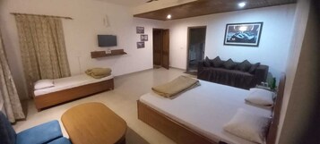 Escritorio, espacio para trabajar con laptop y wifi gratis 