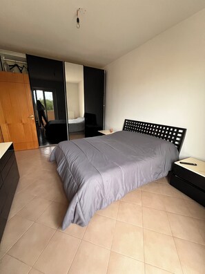 2 bedrooms, iron/ironing board, bed sheets