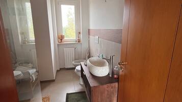 Dusche, Haartrockner, Bidet, Handtücher
