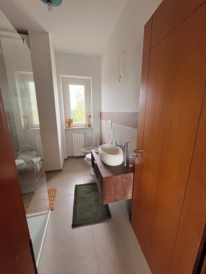 Een douche, een haardroger, een bidet, handdoeken