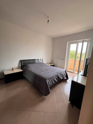 2 bedrooms, iron/ironing board, bed sheets
