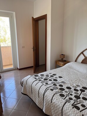 2 室のベッドルーム、アイロン / アイロン台、ベッドシーツ