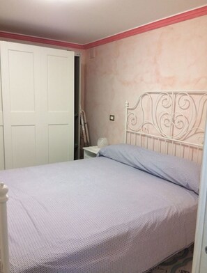 1 dormitorio, tabla de planchar con plancha, wifi y ropa de cama