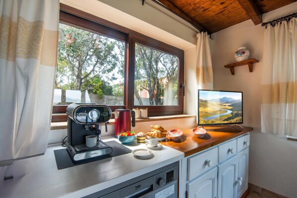 Family Villa, Multiple Bedrooms, 2 Bathrooms (Gli Allori) | Private kitchen