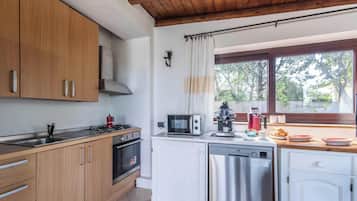 Family Villa, 3 Bedrooms, 2 Bathrooms (Gli Allori) | Private kitchen | Fridge, microwave, oven, stovetop