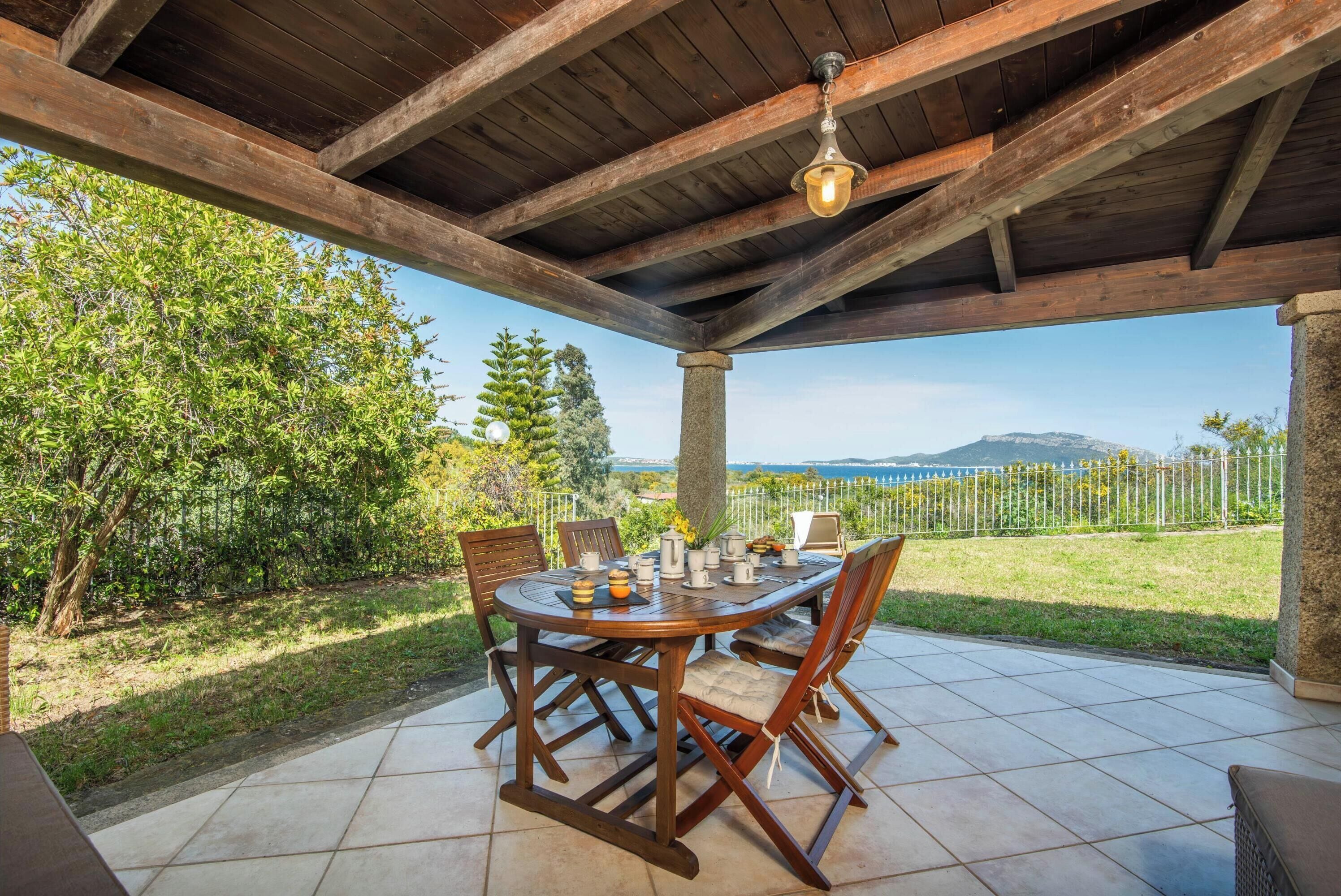 Villa familiar, varias habitaciones, 2 baños (Gli Allori) | Restaurante al aire libre