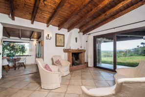 Una televisión de pantalla plana, una chimenea