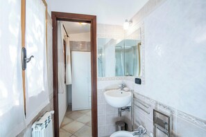 Familievilla - flere soveværelser - 2 badeværelser (Gli Allori) | Badeværelse | Bruser, bidet, håndklæder, Sæbe