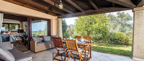 รับประทานอาหารกลางแจ้ง