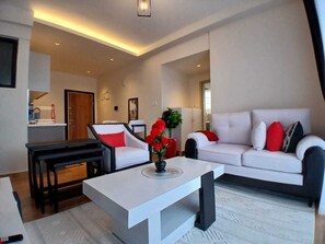 豪華公寓, 陽台, 城市景觀 | 起居區 | 32-吋智慧型電視，提供數位頻道