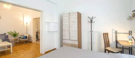 1 habitación, tabla de planchar con plancha, wifi y ropa de cama