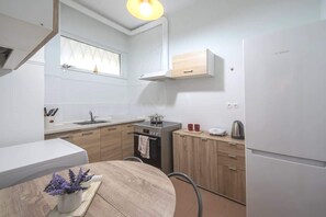 Frigorífico, horno, placa de cocina y hervidor eléctrico