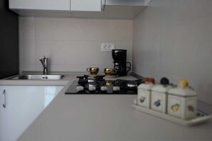 Fridge, oven, dishwasher, coffee/tea maker