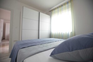 2 bedrooms, desk, iron/ironing board, free WiFi