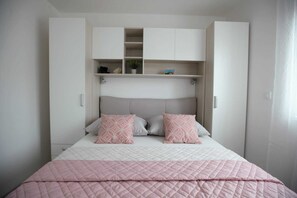 2 soverom, skrivebord, strykejern/-brett og wi-fi (inkludert)