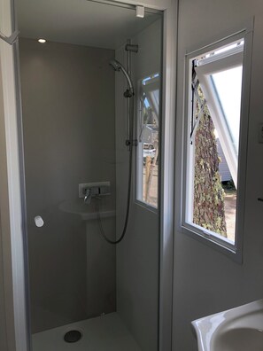 Bungalow, 2 Bedrooms, Non Smoking, Garden View | Bathroom - Bungalow 4-6 personnes Dunes de Contis (Saint-Julien-en-Born)