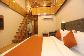 Espacio para trabajar con laptop, wifi gratis y ropa de cama