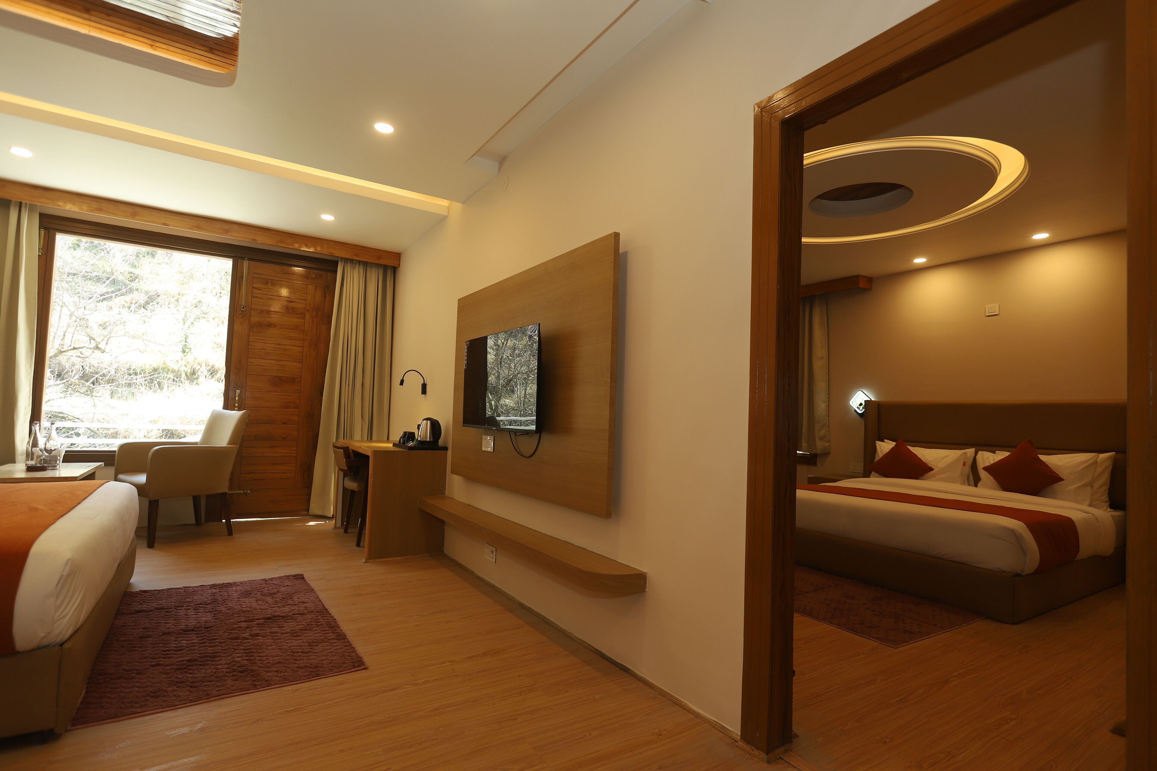 Estúdio família, 2 quartos, banheira adaptada, vista para a montanha | Espaço de trabalho para notebook, Wi-Fi de cortesia, roupa de cama