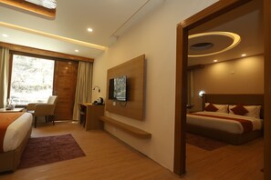 家庭開放式客房, 2 間臥室, 無障礙浴缸, 山景 | 手提電腦工作空間、免費 Wi-Fi、床單、方便輪椅出入