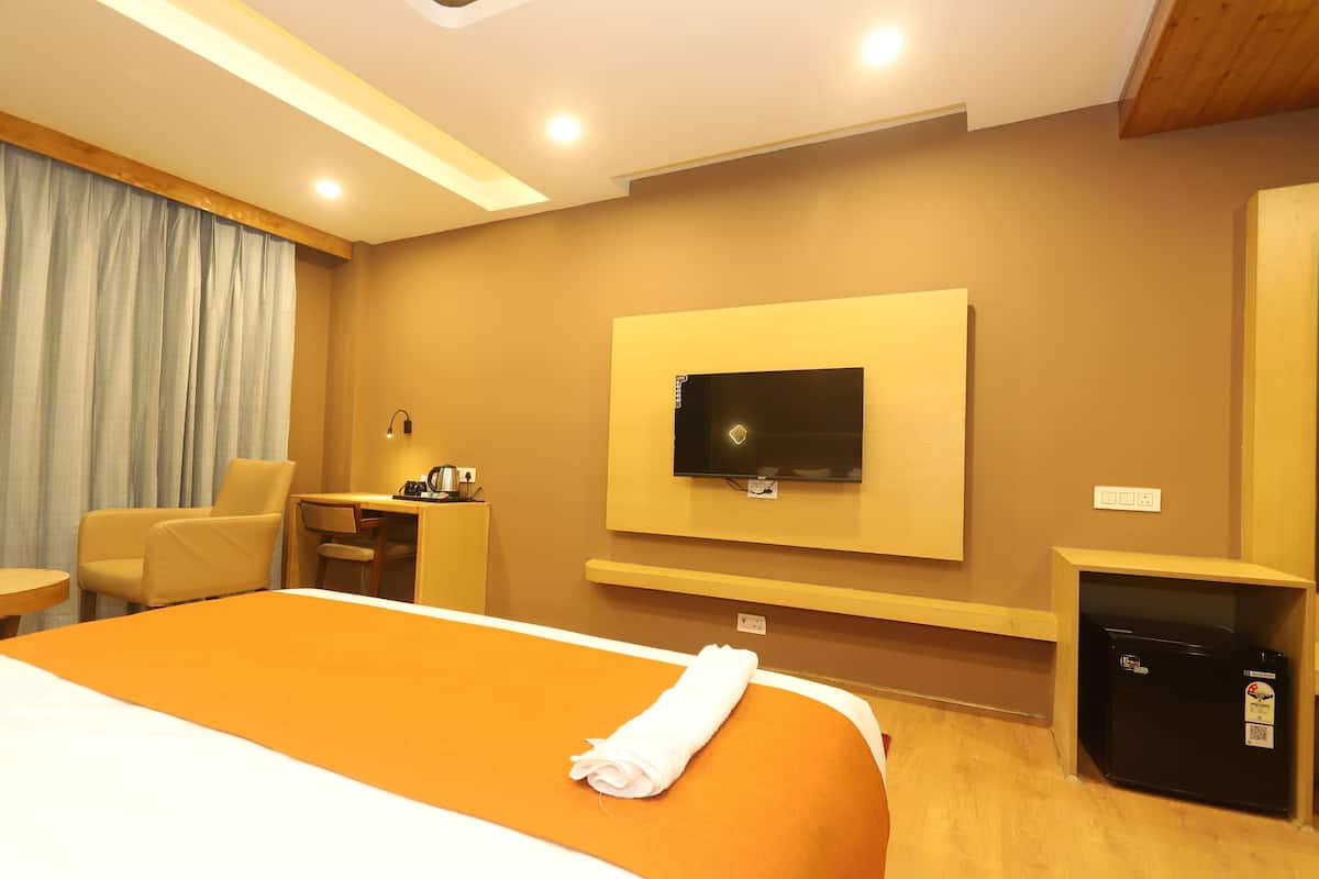 Deluxe Room, Mountain View | Laptop workspace, free WiFi, bed sheets, wheelchair access