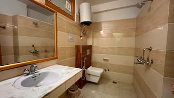 Superior Double Room | Bathroom | Shower, hair dryer, towels, soap