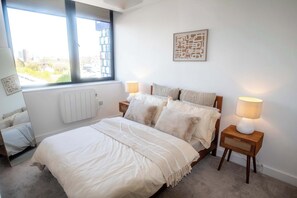 2 bedrooms, desk, iron/ironing board, WiFi - 2BR Flat Stay Zeni in Alexandra Rise Manchester (Manchester)