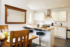 冷蔵庫、電子レンジ、オーブン、食器洗い機