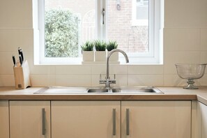 Kjøleskap, mikrobølgeovn, ovn og oppvaskmaskin