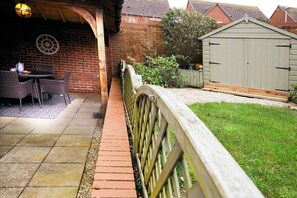 Outdoor dining - Shell Cottage Summary (Filey)