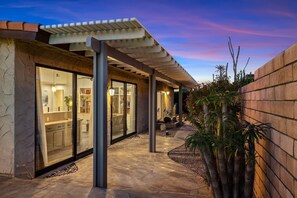 Terrace/patio - Palm Springs Home with Private Pool, Hot Tub! Mountain Views! (Palm Springs)