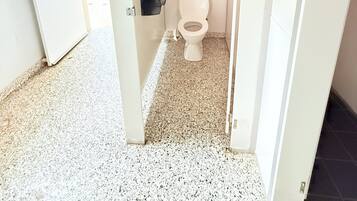 Douche, serviettes fournies, savon, papier toilette