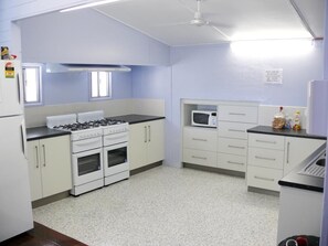 Frigorífico grande, microondas, horno y placa de cocina