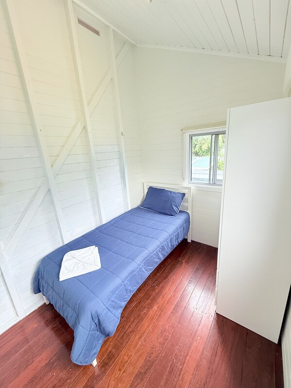Basic Shared Dormitory | Free WiFi - Beach accommodation shared facility (Emu Park)