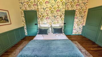 L'Envol | Individually decorated, individually furnished, desk, laptop workspace