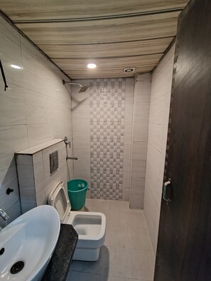 Deluxe Double Room | Bathroom | Shower, towels, soap, shampoo - Hotel Sudershan Palace (New Delhi)