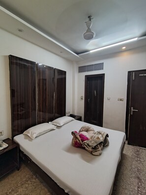 Deluxe Double Room | Free WiFi, bed sheets - Hotel Sudershan Palace (New Delhi)