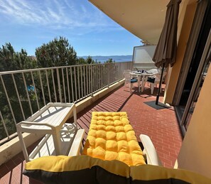 Outdoor dining - Oceanfront Getaway – Terrace, View & Free Parking (Ajaccio)