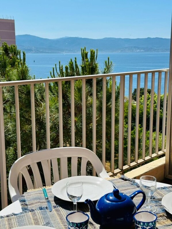 Outdoor dining - Oceanfront Getaway – Terrace, View & Free Parking (Ajaccio)
