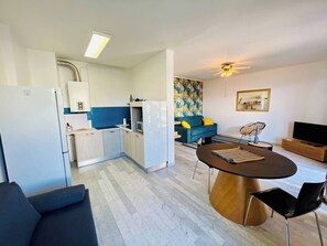 TV, books - Oceanfront Getaway – Terrace, View & Free Parking (Ajaccio)