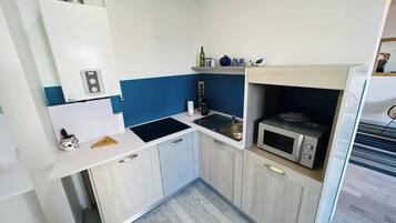 Een koelkast, een microgolfoven, een koffiezetapparaat/waterkoker